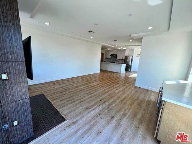 Foto del edificio - 5525 W Olympic Blvd