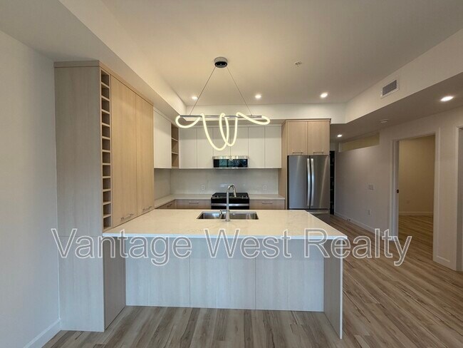 Building Photo - 210-630 Boynton Pl
