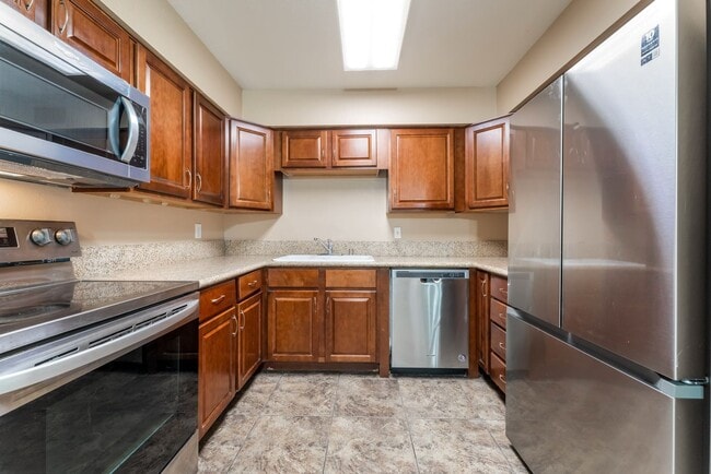 Building Photo - Second Floor Condo with 3-Beds2-Baths in Gated Community!