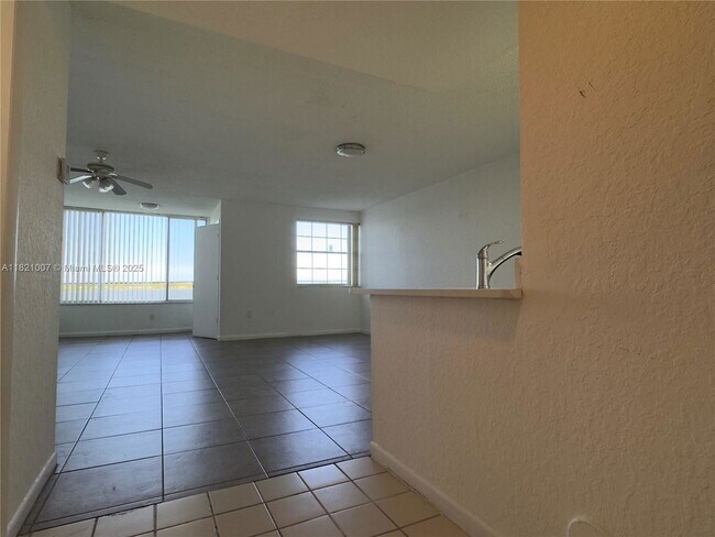 Foto del edificio - 2831 N Oakland Forest Dr