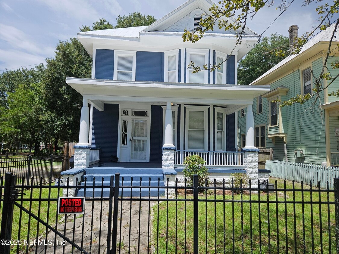 Foto principal - 307 E 9th St