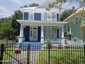 Building Photo - 307 E 9th St