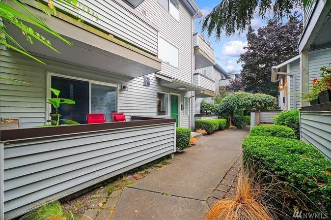 Building Photo - AVAILABLE AUGUST 1ST >> Beautiful Fully Remodeled 2BR/1BA Condo in Seattle!