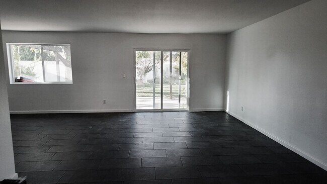 Foto del edificio - Contemporary 4-bedroom, 3-bath remodeled h...