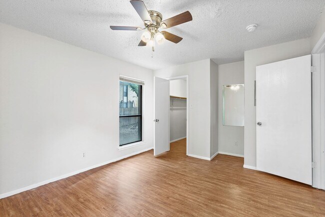 Building Photo - Spacious 2 Bedroom Apartment - Parking - N...
