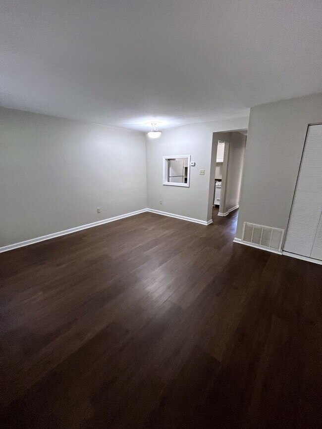 Foto del edificio - Newly Renovated 1 BR, 1 Ba in Barracks roa...