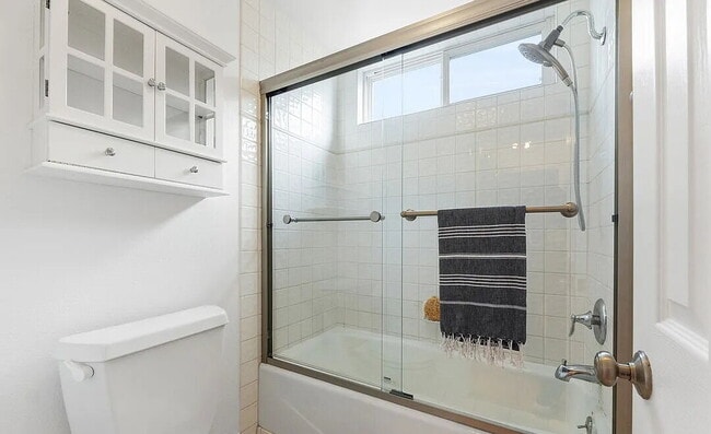 Foto del edificio - Spacious 1-bedroom  in the heart of Midtown Santa Monica.