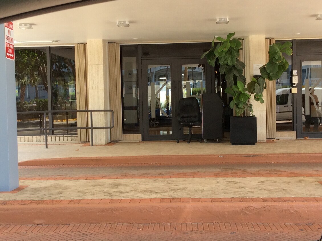 Entrada principal - 1865 79th Street Cswy