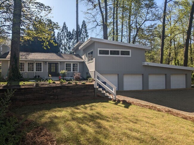 Foto del edificio - 5049 N Ivy Rd NE