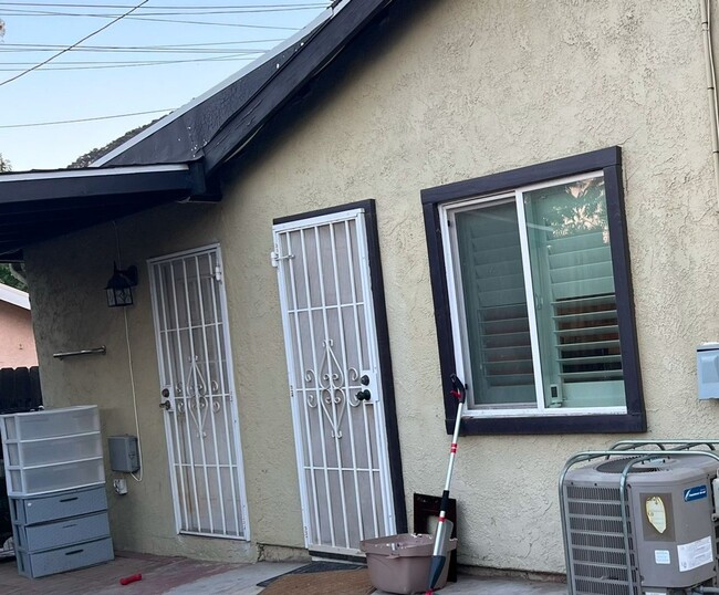 Building Photo - Charming 1BR Duplex in Lake Elsinore