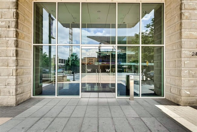 Foto del edificio - 2340 Victory Park Ln