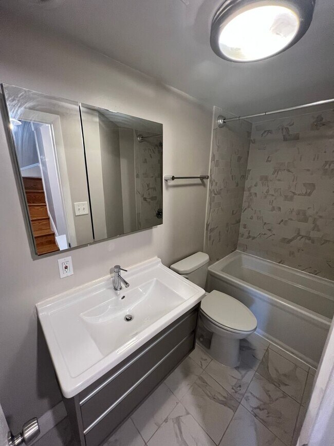 Foto del edificio - Lovely 2 BA/ 1.5 BA Townhome in the Neighb...