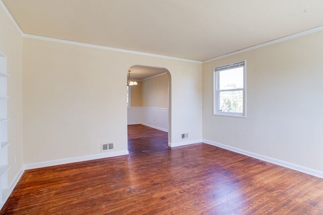 Building Photo - Charming End-Unit Townhome