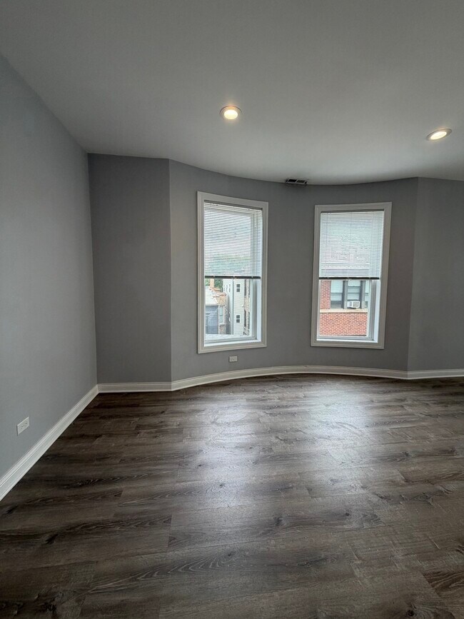 Building Photo - 1414 W Summerdale Ave