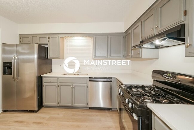 Building Photo - 3 Bedroom Pet-Friendly Home in BLUE SPRING...