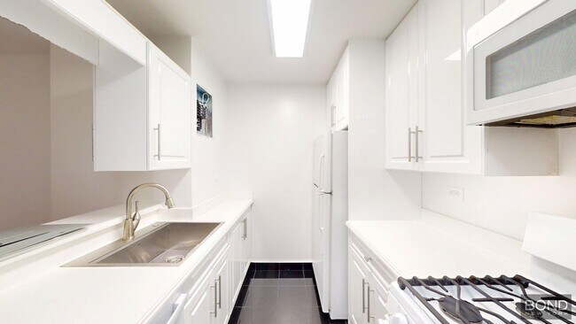 Building Photo - 400 E 71st St