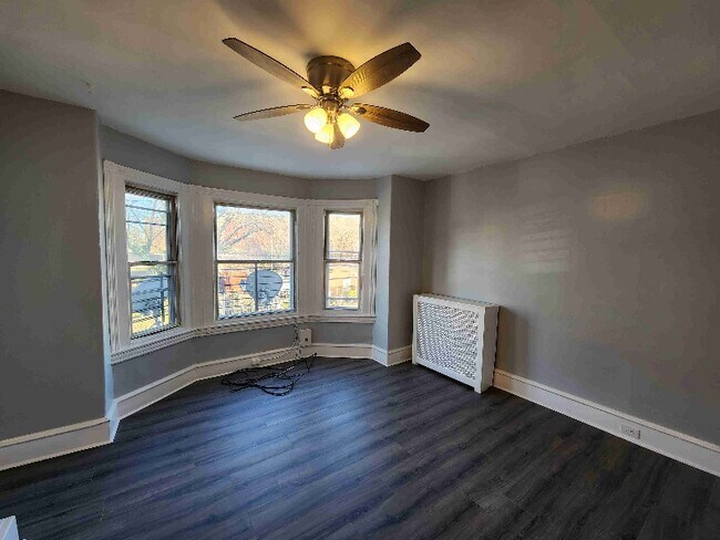 Building Photo - 2113 S 68th St