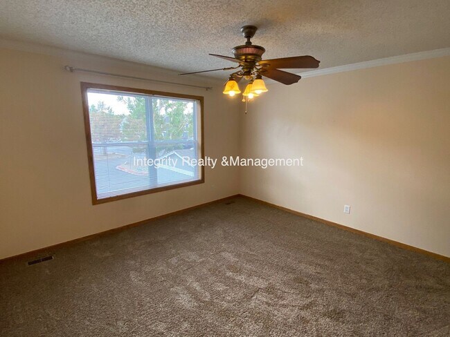 Building Photo - 2088 Oakcrest Cir