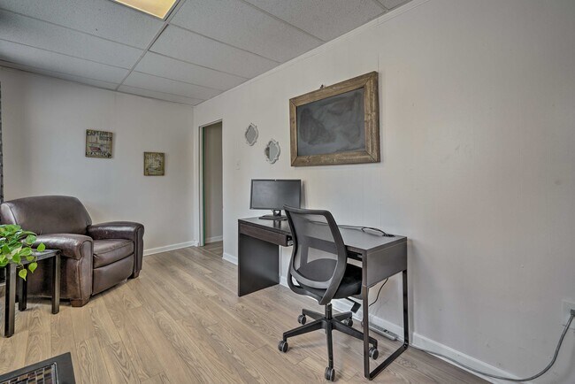 Sunroom with Large desk/workspace - 29 Trenton Ter