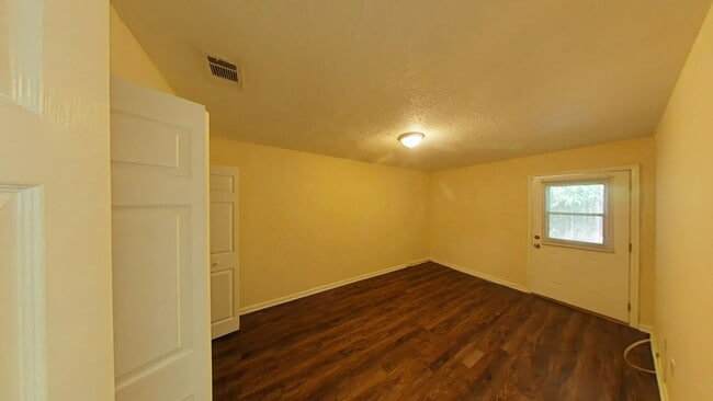 Building Photo - Lovely 2 Bed One Bath Duplex