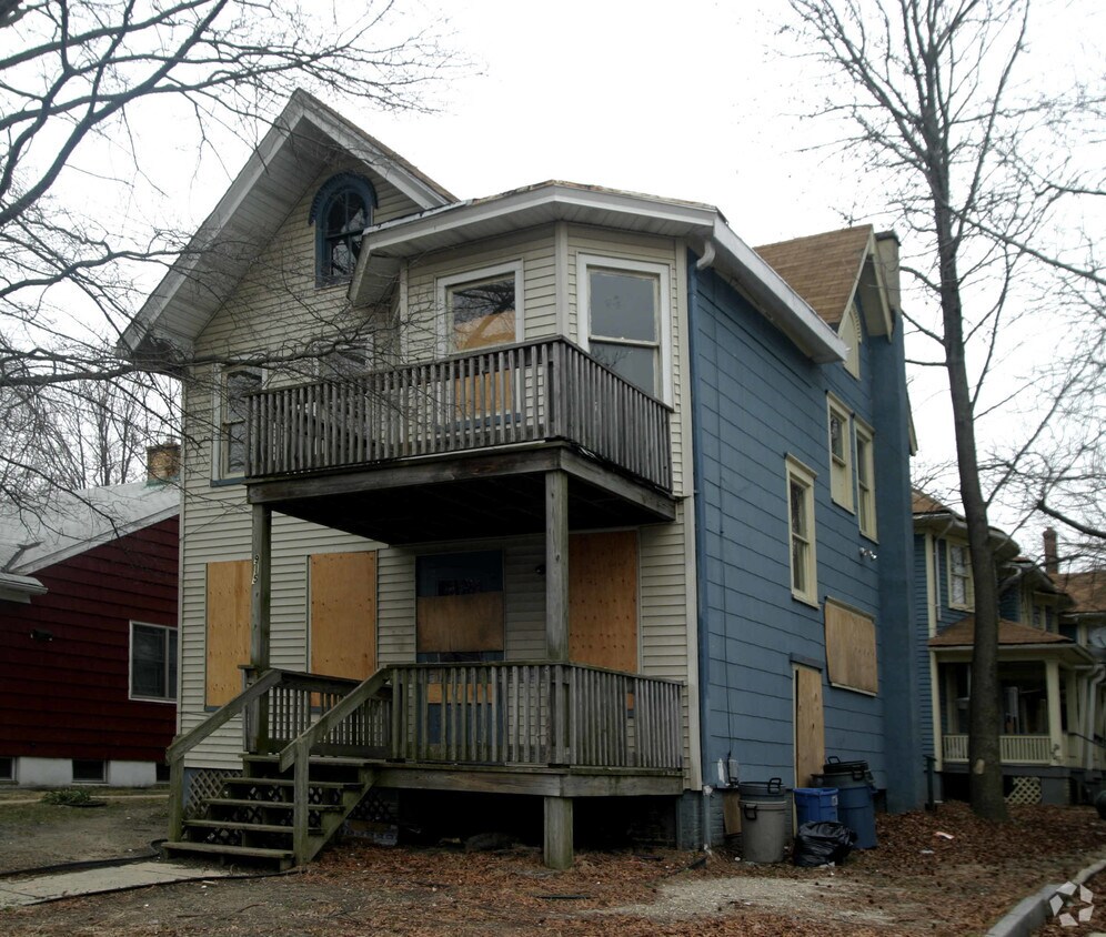 Primary Photo - 915 5th Ave