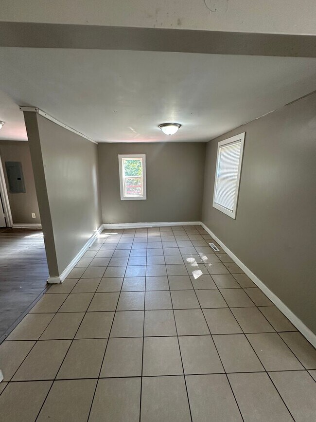 Foto del edificio - 3bedrooms 1 full bathroom.