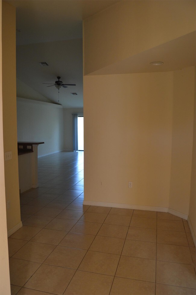 Foto del edificio - 823 SW 32nd Terrace