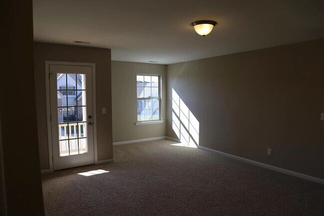 Building Photo - Room in 5 Bedroom Home at Poplar St