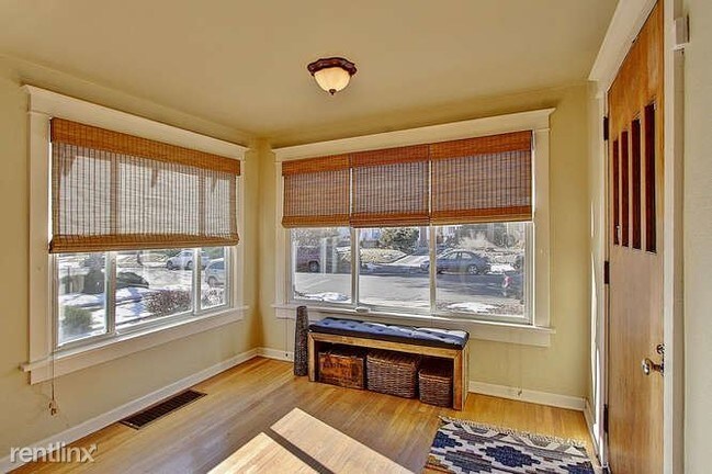 Foto del edificio - 3176 Ames St