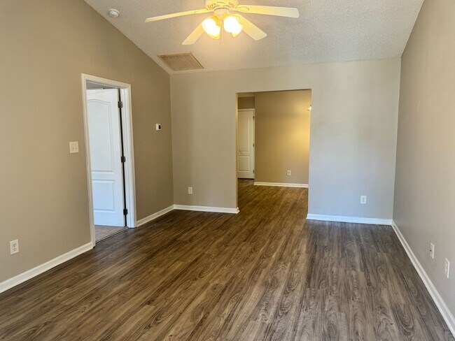 Foto del edificio - 3236 Ridgewood Pl Dr