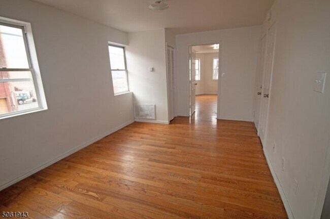 Building Photo - 524 Mulberry St