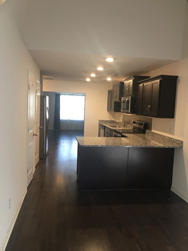 Building Photo - Coming Soon!!!    Like New End Unit Condo!