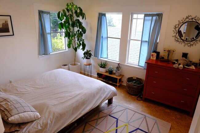 Foto del edificio - 6026 Harwood Ave