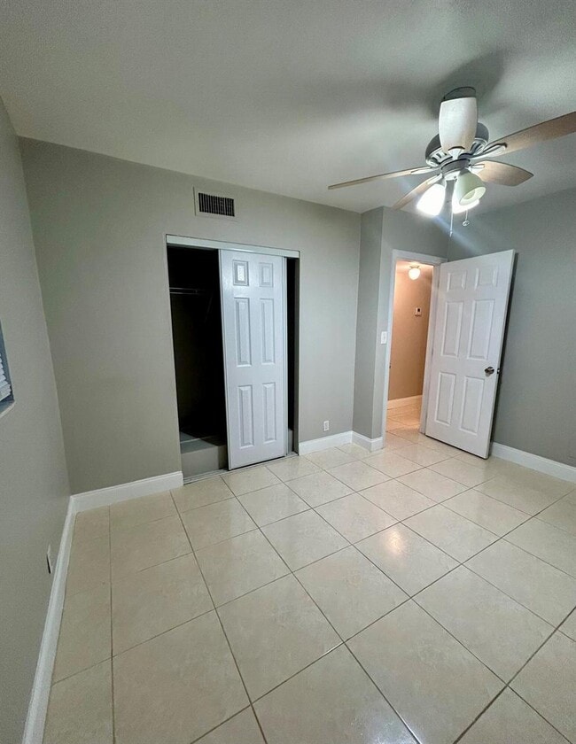 Building Photo - 4105 Woodside Dr