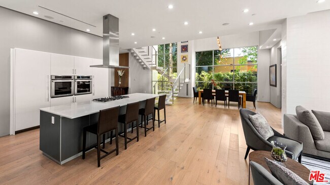 Foto del edificio - 6617 Lindenhurst Ave
