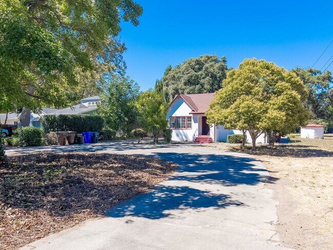 Building Photo - Three bedroom Napa Valley Home