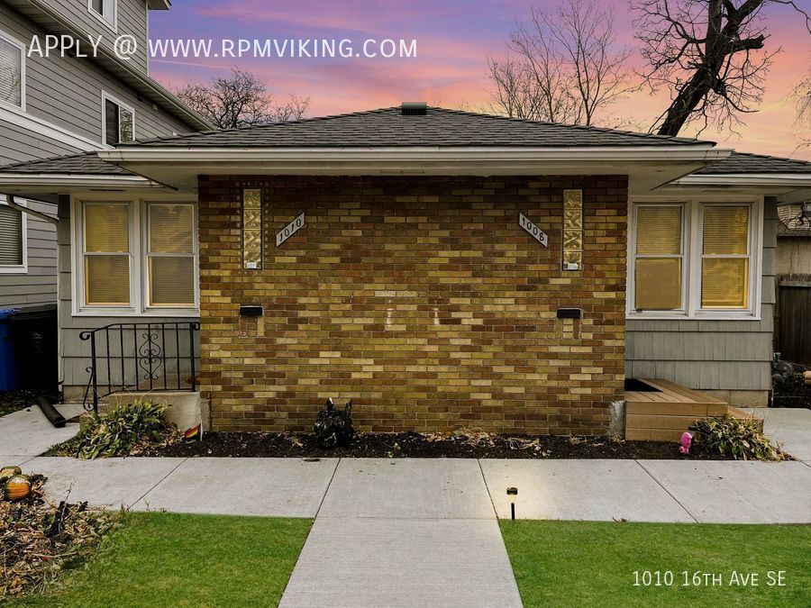 Primary Photo - 3 Bed 2 Bath Duplex Ready Fall 2024 - Depo...