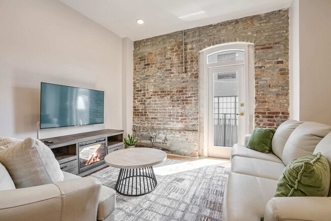 Building Photo - 1050 Annunciation St