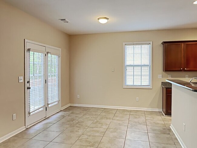 Building Photo - Lovely 5 Bedroom Home located in Lawrencev...
