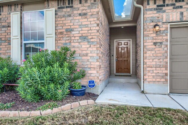 Foto del edificio - BEAUTIFUL HOME OFFERING 50% OFF 1ST MONTH'S RENT!!