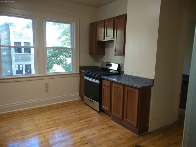 Building Photo - Second Floor 3 Bedroom Flat Available Augu...
