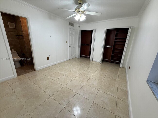 Building Photo - 1560 W 46th St
