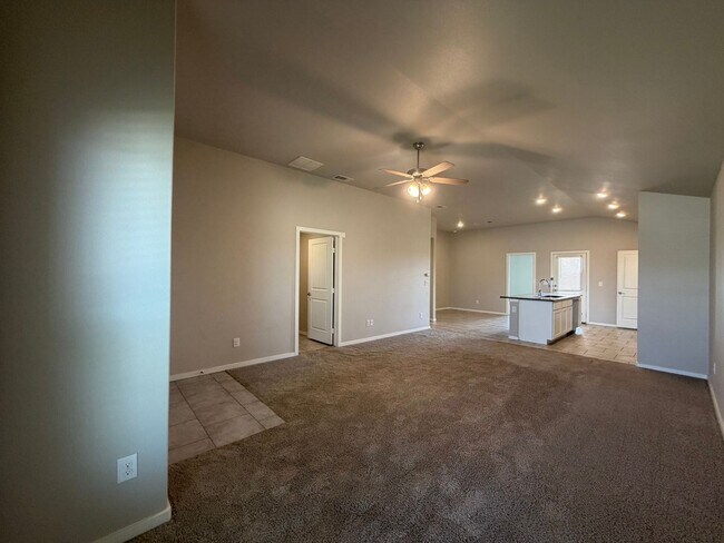 Building Photo - Pre-leasing fo August