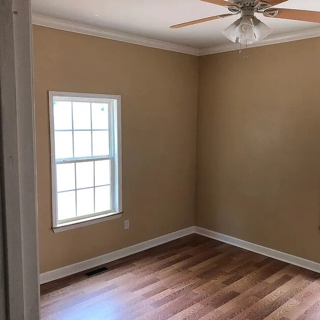 Building Photo - 4 Bedroom 3 Bathroom