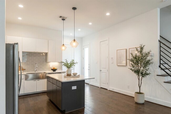 Building Photo - 5841 Dolores St