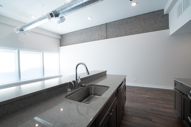 Foto del edificio - 1900 W Foster Ave