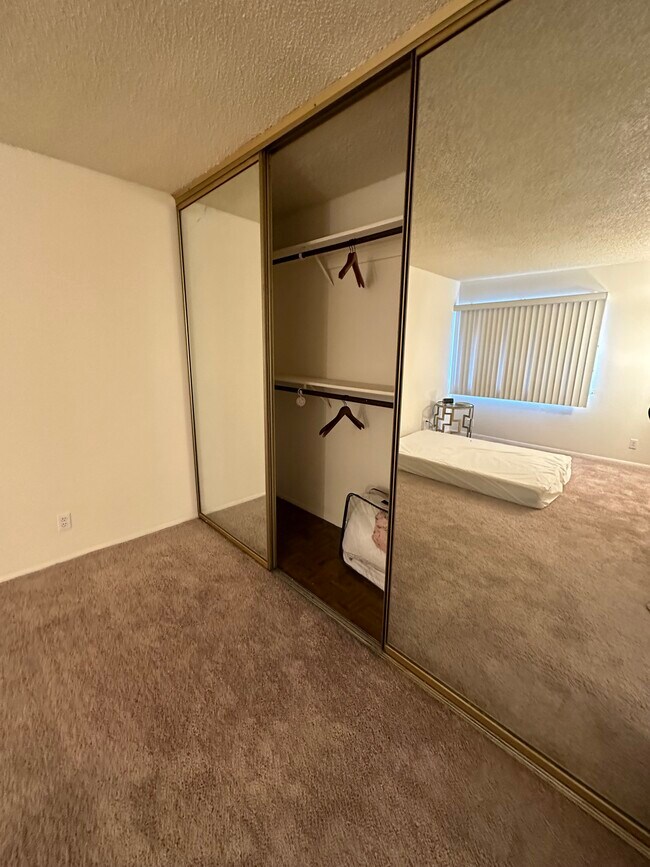 Building Photo - 1405 E Vegas Valley Dr