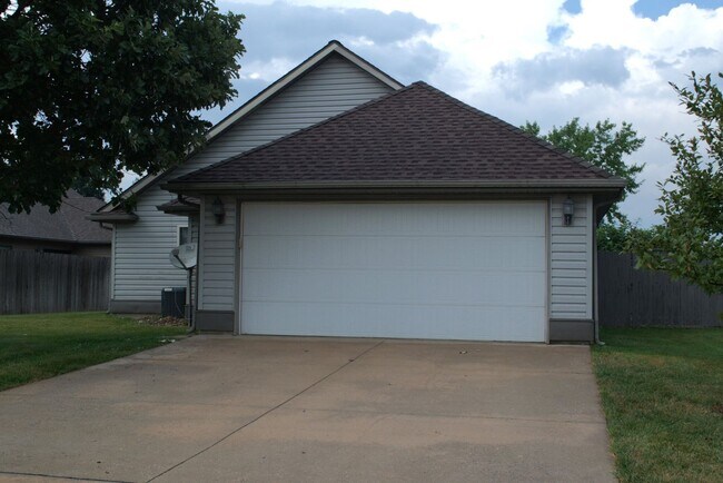 Foto del edificio - Large 2 Bed 2 Bath House With Lawncare Provided!