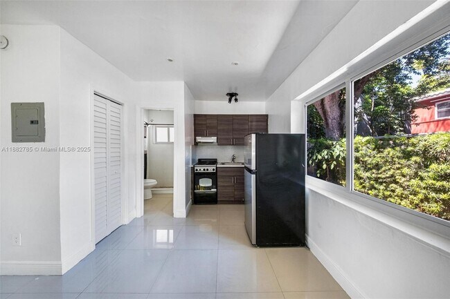 Foto del edificio - 551 NE 61st St