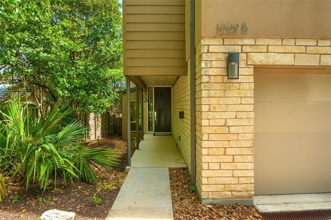 Building Photo - 1009 E Riverside Dr